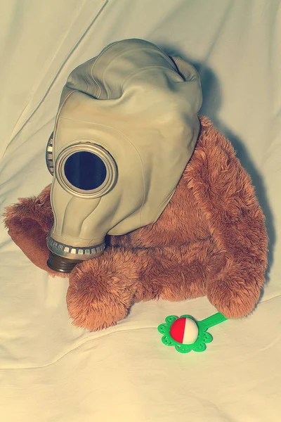 Juguete Con Máscara Gas Como Concepto Para Proteger Los Niños — Foto de Stock