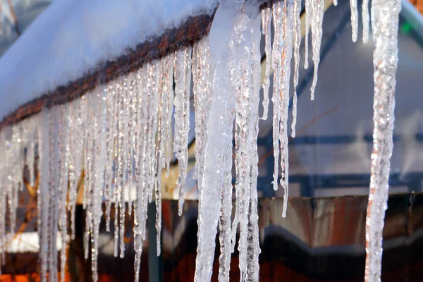 Wiele Dużych Ostrych Sople Powiesić Dachu Domu Seasons — Zdjęcie stockowe