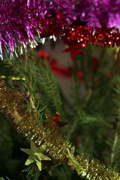 Decoraciones Brillantes Brillantes Para Navidad Año Nuevo Cuelgan Abeto Verde —  Fotos de Stock