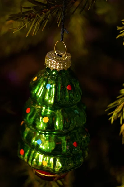 Lyse Skinnende Dekorationer Til Jul Nytår Hænger Grøn Gran Vinterferie - Stock-foto
