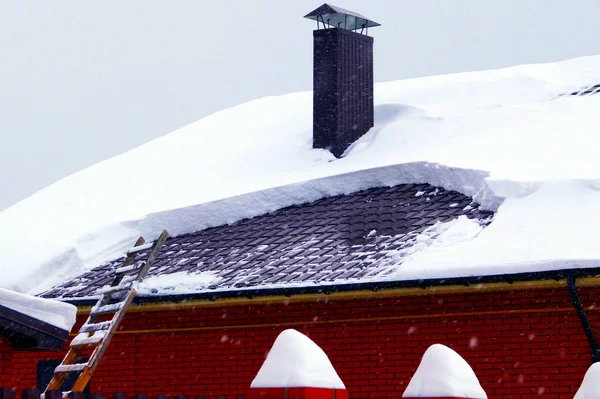 一座居民楼上下了很多雪 周围有大片的积雪 图库照片