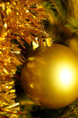 Noel ve yeni yıl için parlak ve parlak süslemeler yeşil bir ladin üzerinde asılı. Kış tatili.