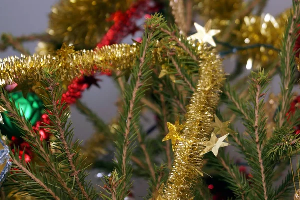 Decorações Brilhantes Brilhantes Para Natal Ano Novo Pendurar Abeto Verde — Fotografia de Stock