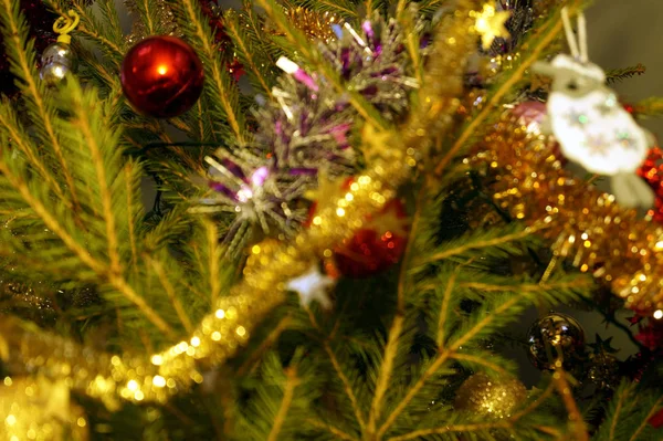 Heldere Glanzende Decoraties Voor Kerstmis Nieuwjaar Hangen Een Groene Sparren — Stockfoto