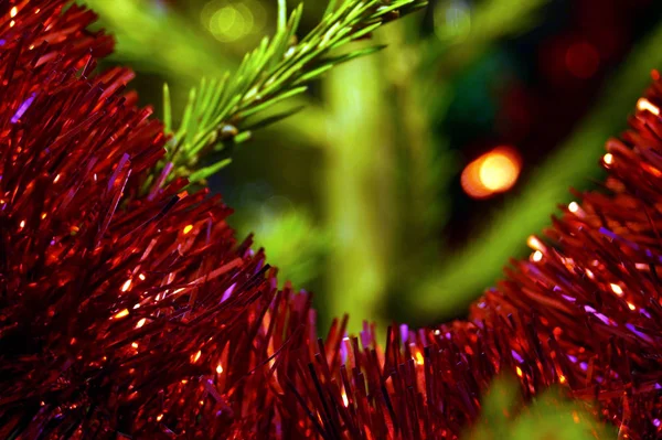 Яскраві Блискучі Прикраси Різдво Новий Рік Висять Зеленій Ялинці Зимові — стокове фото