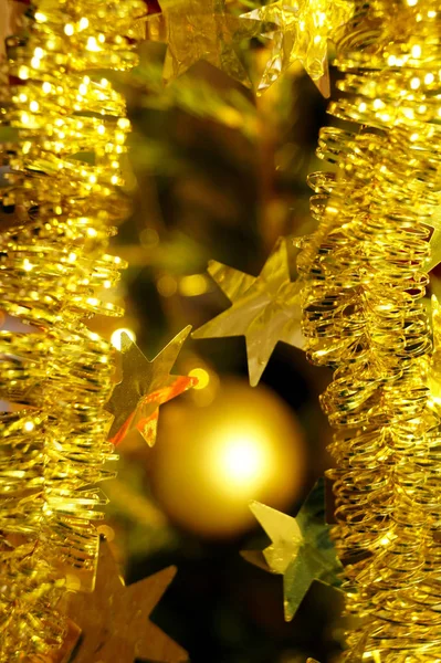 크리스마스와 새해를 장식은 가문비나무에 — 스톡 사진