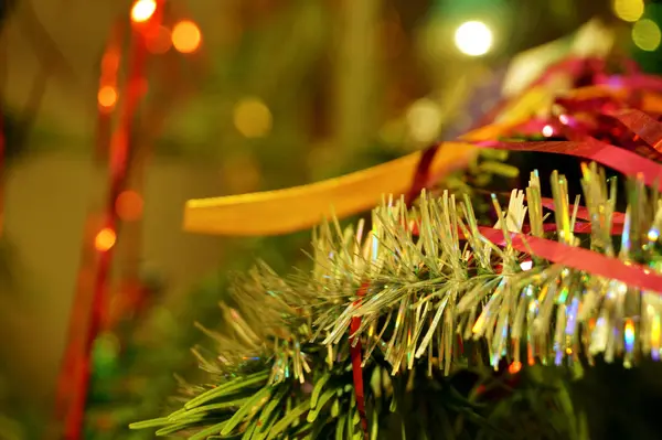 Heldere Glanzende Decoraties Voor Kerstmis Nieuwjaar Hangen Een Groene Sparren — Stockfoto