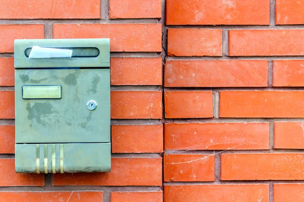 Красивый почтовый ящик висит в ожидании газет, посылок и писем — стоковое фото