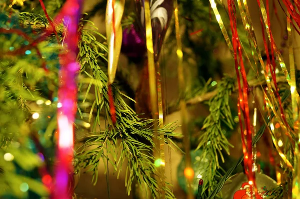 Decorações Brilhantes Brilhantes Para Natal Ano Novo Pendurar Abeto Verde — Fotografia de Stock