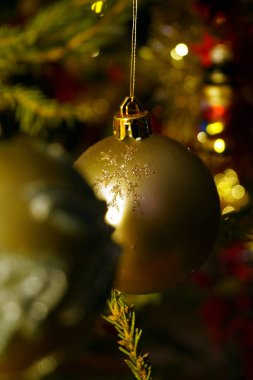 Noel ve yeni yıl için parlak ve parlak süslemeler yeşil bir ladin üzerinde asılı. Kış tatili.