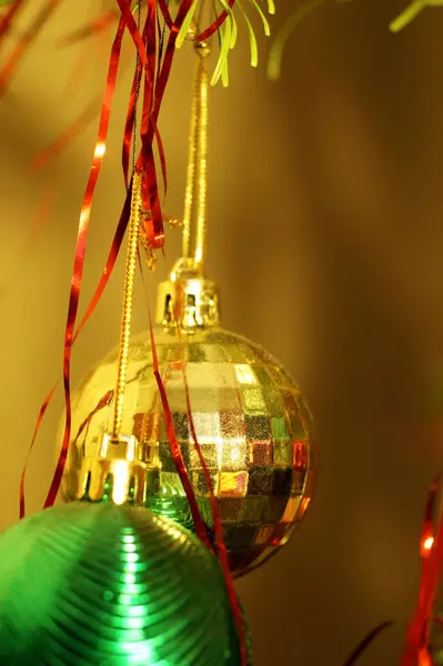 Яркие Блестящие Украшения Рождество Новый Год Висят Зеленой Ели Зимние — стоковое фото