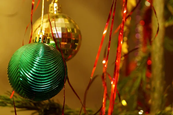 Einer Grünen Fichte Hängen Helle Und Glänzende Dekorationen Für Weihnachten — Stockfoto