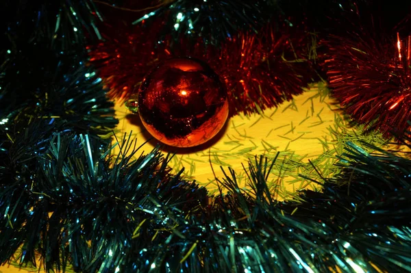 Noel ve yeni yıl için parlak ve parlak süslemeler yeşil bir ladin üzerinde asılı. Kış tatili.