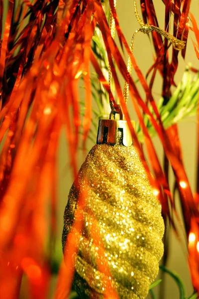 Decoraciones Brillantes Brillantes Para Navidad Año Nuevo Cuelgan Abeto Verde —  Fotos de Stock