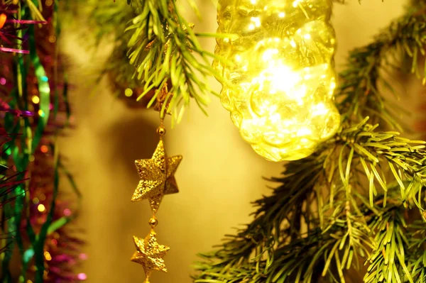 Heldere Glanzende Decoraties Voor Kerstmis Nieuwjaar Hangen Een Groene Sparren — Stockfoto