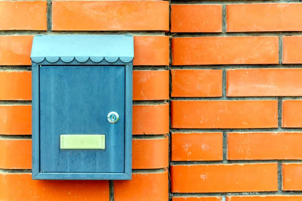 Een mooie mailbox hangt wachten op kranten, percelen en Le — Stockfoto