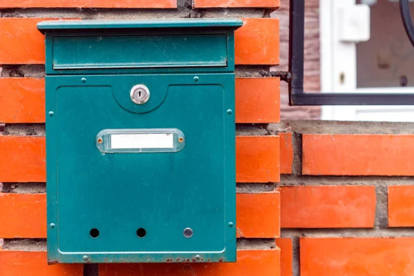 Ein schöner Briefkasten hängt und wartet auf Zeitungen, Pakete und E-Mails — Stockfoto