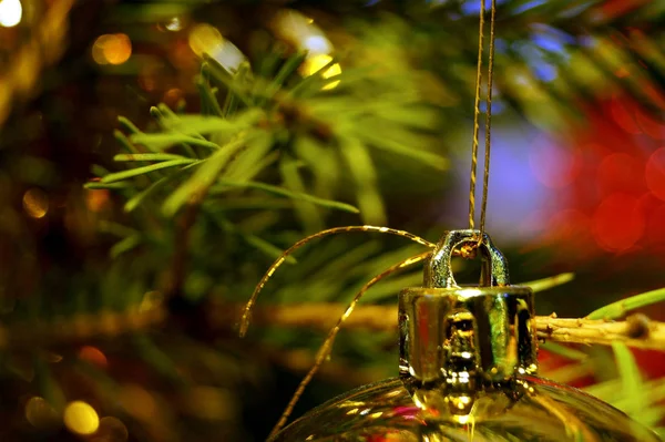 Heldere Glanzende Decoraties Voor Kerstmis Nieuwjaar Hangen Een Groene Sparren — Stockfoto