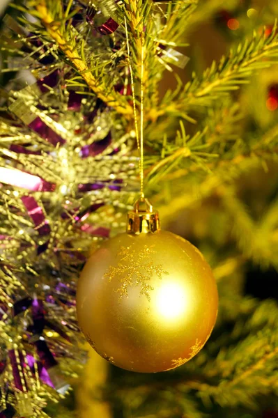 圣诞节和新年明亮明亮的装饰品挂在一颗绿色的云杉上 — 图库照片