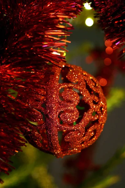 圣诞节和新年明亮明亮的装饰品挂在一颗绿色的云杉上 — 图库照片