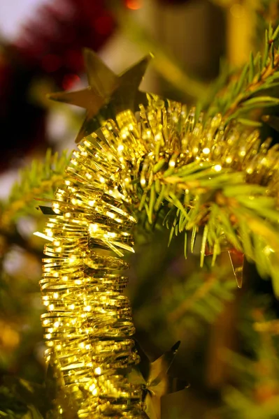 Decorações Brilhantes Brilhantes Para Natal Ano Novo Pendurar Abeto Verde — Fotografia de Stock