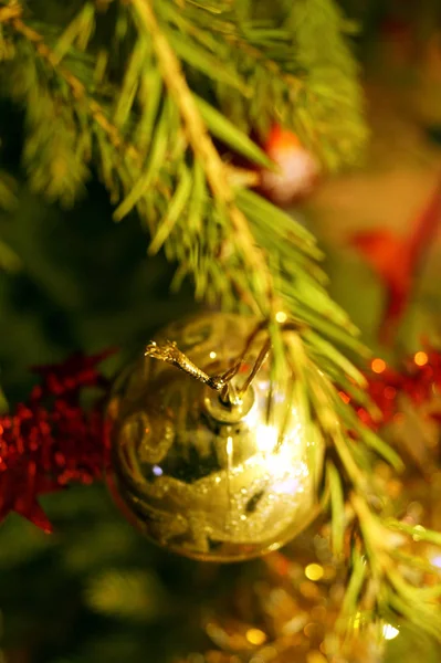 Fényes Fényes Karácsonyi Újévi Dekorációk Függenek Egy Zöld Lucfenyő Téli — Stock Fotó
