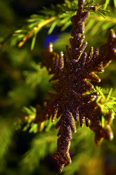 Decorazioni Luminose Lucenti Natale Capodanno Pendono Abete Rosso Verde Vacanze — Foto Stock