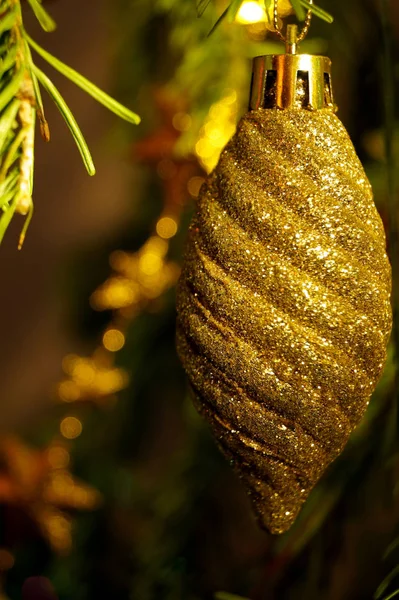 Heldere Glanzende Decoraties Voor Kerstmis Nieuwjaar Hangen Een Groene Sparren — Stockfoto