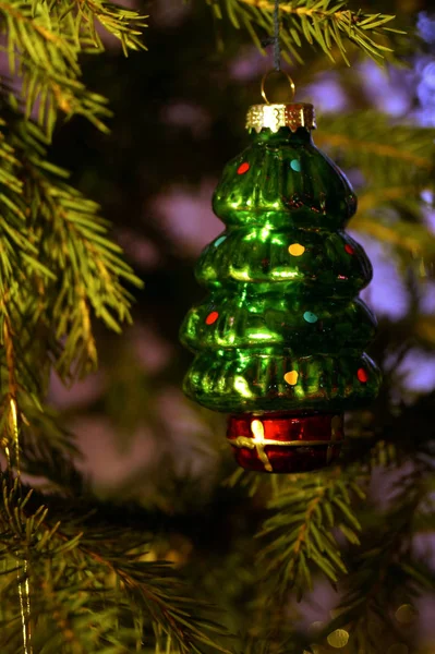 クリスマスと新年のための明るく光沢のある装飾は緑のトウヒにかかっています 冬休み — ストック写真