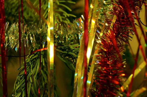 Decorazioni Luminose Lucenti Natale Capodanno Pendono Abete Rosso Verde Vacanze — Foto Stock