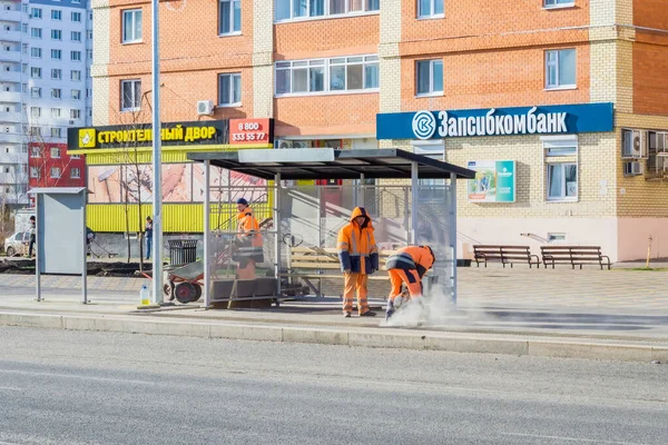 Tyumen, Rusia - 28 de octubre de 2019: reparación de aceras por los constructores — Foto de Stock