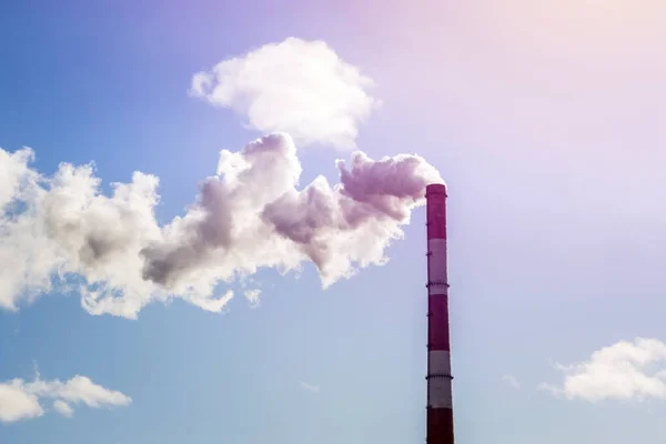 工場の煙管が青い空に向かってる晴れた日。環境汚染プラント — ストック写真