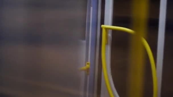 Ramen van de ondergrondse wagon op het metrostation, naadloze lus. Ramen bewegen van een lege metro. zachte focus, selectieve focus — Stockvideo