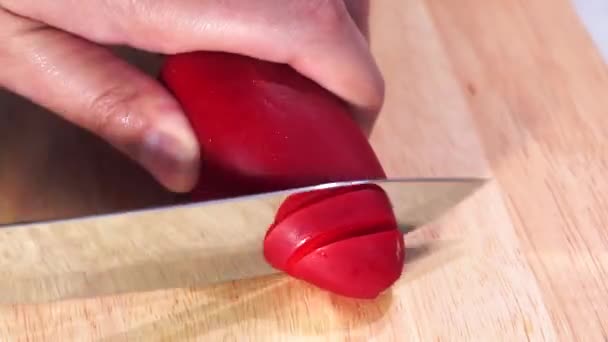 Порежьте красный перец ножом крупным планом. — стоковое видео