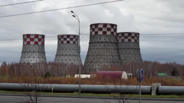 俄罗斯Tyumen, 22.10.2019：Tyumen大街上的Chp Station 2火力发电厂 — 图库视频影像