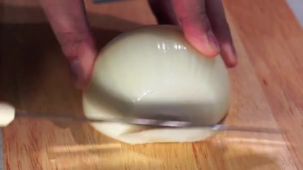 Ręce człowieka kroją cebulę na desce do krojenia. Gotowanie domowej roboty żywności, krojenie warzyw — Wideo stockowe