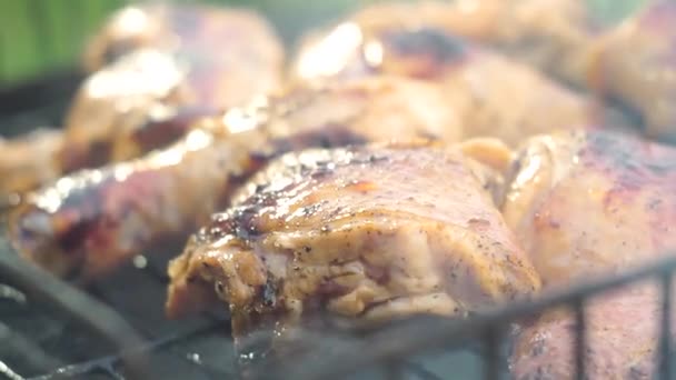 Gros plan de viande de poulet rôtie très délicieuse qui se retourne sur un barbecue . — Video