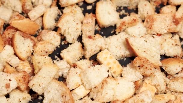 White bread crackers closeup. Fried bread in the oven, cooking crackers — Stock Video