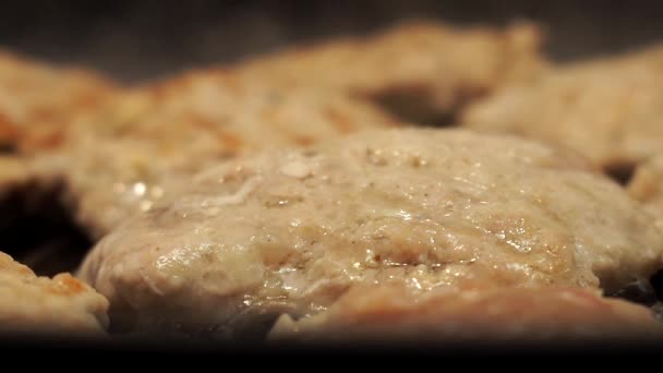 Finom hamburger forró serpenyőben. Húst főzök hamburgernek. Főzési folyamat, zárás. Zsíros hús grillen sütve. — Stock videók