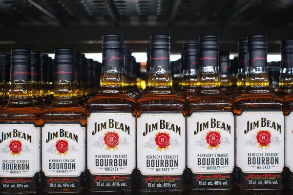 Tyumen, Rusia-05 de noviembre de 2019: Jim Beam, una de las marcas de bourbon más vendidas del mundo, producido por Beam Inc. — Foto de Stock