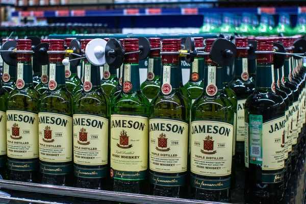 Tyumen, Russie-05 novembre 2019 : bouteille de whisky irlandais Jameson. Jameson est de loin le whisky irlandais le plus vendu — Photo
