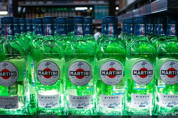 Tyumen, Russie-05 novembre 2019 : Bouteilles de différents types de Martini Bianco Vermouth sur les étagères des magasins à vendre à Hypermarket. Martini est une marque de vermouth italien, nommé d'après le Martini — Photo