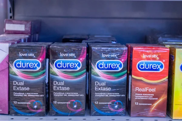 Tyumen, Rusia - 27 de agosto de 2019: venta de condones Durex doble éxtasis — Foto de Stock
