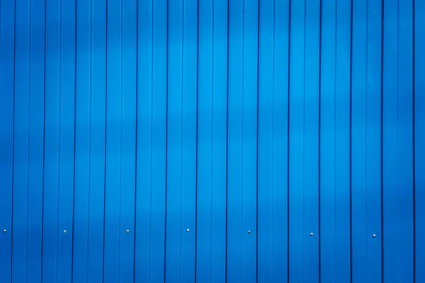 Valla de metal azul, fondo de textura rayada — Foto de Stock