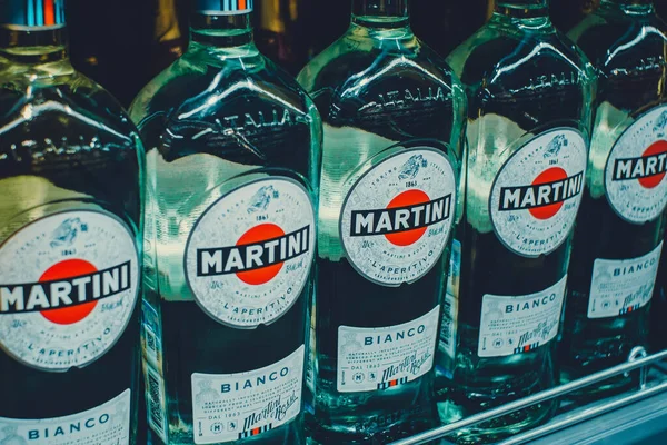 Tyumen, Rusya - 27 Ağustos 2019: Martini Bianco süpermarkette alkol satışı. Martini Bianco şişelerini kapat. — Stok fotoğraf