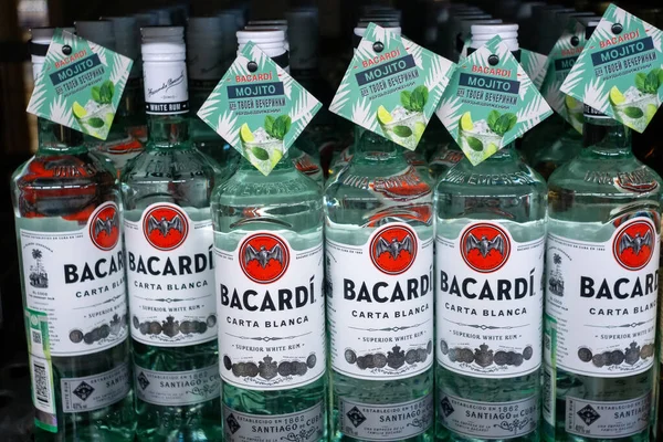 Tyumen, Rusia - 27 de agosto de 2019: fuerte bebida alcohólica de ron Bacardi que se vende en las tiendas de metro en efectivo y llevar — Foto de Stock