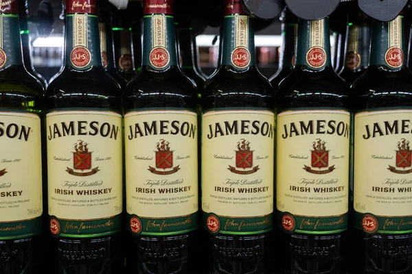 Tyumen, Russie - 27 août 2019 : vente de whisky jameson dans les magasins Metro Cash and carry. Alcool fort sur les étagères de l'hypermarché — Photo