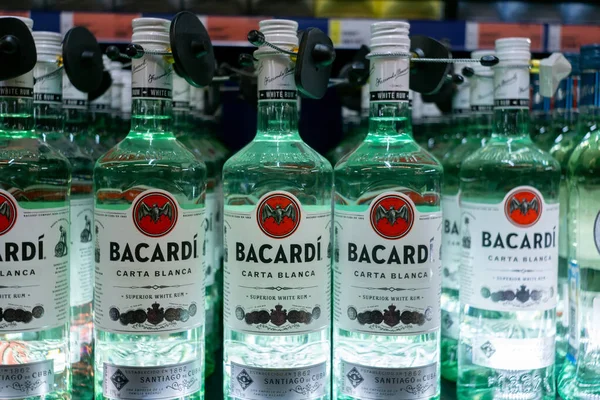 Tyumen, Rusia - 27 de agosto de 2019: beber venta de ron Bacardi en las tiendas de metro en efectivo y llevar. Venta de alcohol fuerte en hipermercados — Foto de Stock