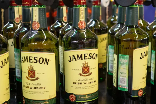 Tyumen, Russie - Le 27 août 2019 : Les bouteilles boivent du jameson vente de whisky dans les magasins Metro cash and carry — Photo