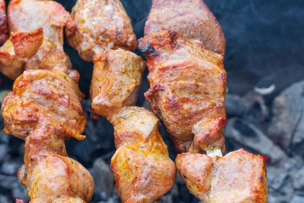 Carne de porco assada sobre as brasas close up — Fotografia de Stock